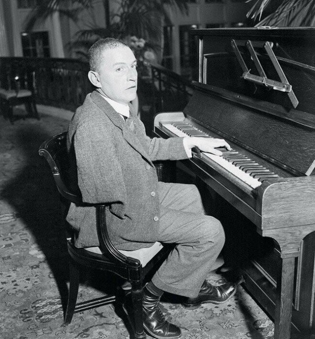 Что вы думаете, когда кто-то говорит, что он уделает вас одной левой? Что этот человек хвастун? А что если это на самом деле величайший однорукий пианист в истории человечества? Да-да, и такое бывает! 
Австрийский пианист Пауль Витгенштейн с детства играл на пианино, но позже он потерял свою правую руку, сражаясь в Первой Мировой войне. Война кончилась, а однорукий Пауль Витгенштейн так и остался одноруким... Немного погрустив, он снова сел за пианино и пытался сделать невозможное. И у него получилось: он смог снова играть свою концертную программу и он даже начал профессиональную карьеру.

Всем было интересно послушать, как играет однорукий пианист, но когда слушатели приходили на его концерты, они были в шоке. Однорукое исполнение было ничем не хуже того, что делают некоторые музыканты двумя руками...

То, что делал Витгенштейн – чистая фантастика, ему удавалось исполнять сочинения сложные даже для пианиста с двумя руками. А некоторые вещицы писались специально для Витгенштейна. С ним работали именитые композиторы включая Рихарда Штрауса, Мориса Равеля и Сергея Прокофьева.