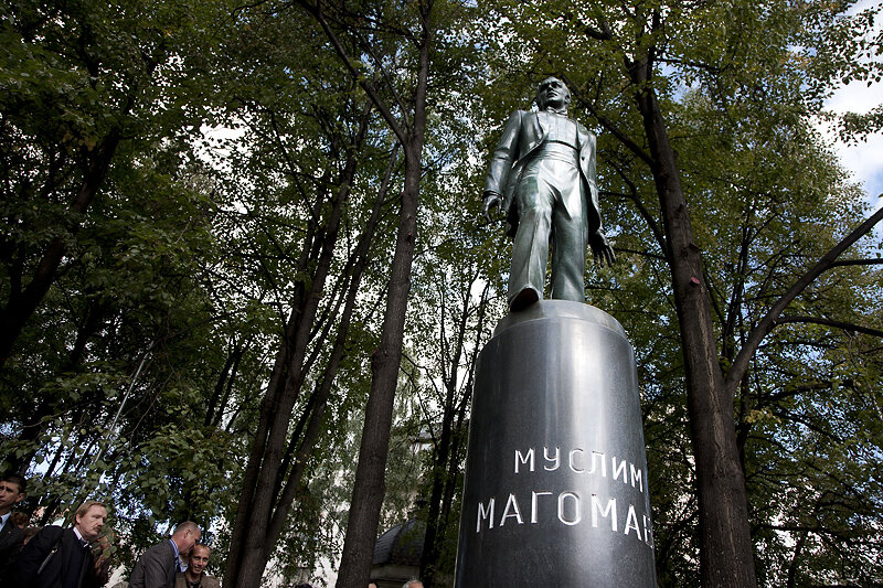 Памятник муслиму магомаеву в москве