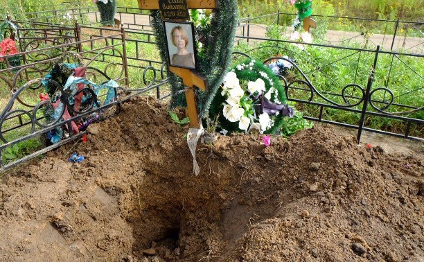   Жуткое происшествие произошло 7 сентября на Тульском кладбище. Работник кладбища заметил в одной из могил торчащую из-под земли руку.