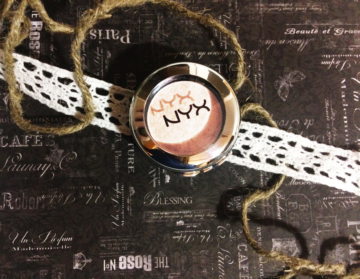 Нежно-розовые тени в оттенке Girl Talk