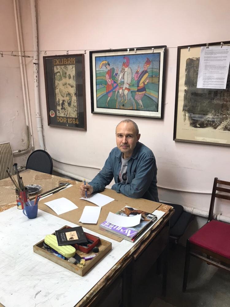 Художник Ринат Миннебаев создает вымпел для установки на Северном полюсе