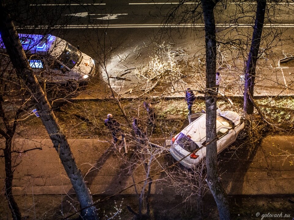 Ночь, Москва. Вдруг дом сотрясает глухой удар, да такой силы, что звякнули чашки на кухне. Подхожу к окнам. Вижу - в хлам разбитый Ниссан Джук.