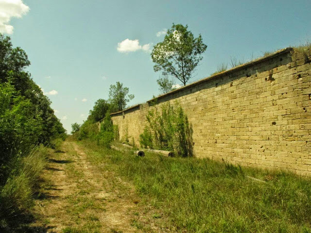 Земляной вал и ров. Защитный ров. Замок кейстер. Замки крепости рвы. Земляной вал, окруженный глубоким рвом.