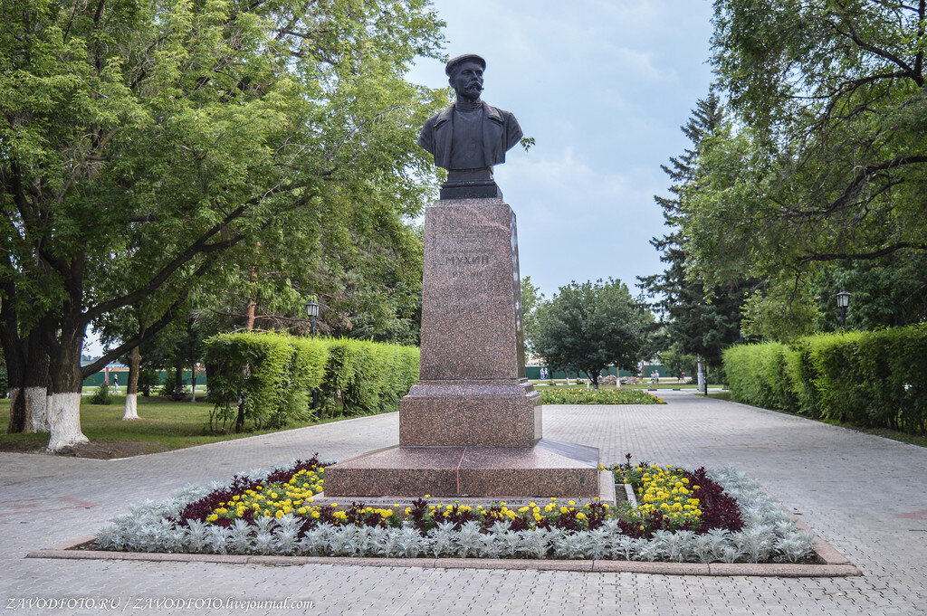 Город 28 благовещенск. Памятник Мухину в Благовещенске. Памятник Ленину Благовещенск.