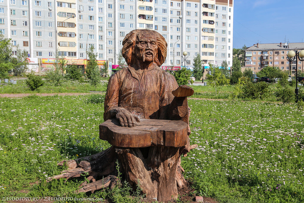 Запись братск. Статуи в Братске. Скульптура большой ух Бердск. Деревянные фигуры у администрации Братска. Братск деревянные скульптуры.