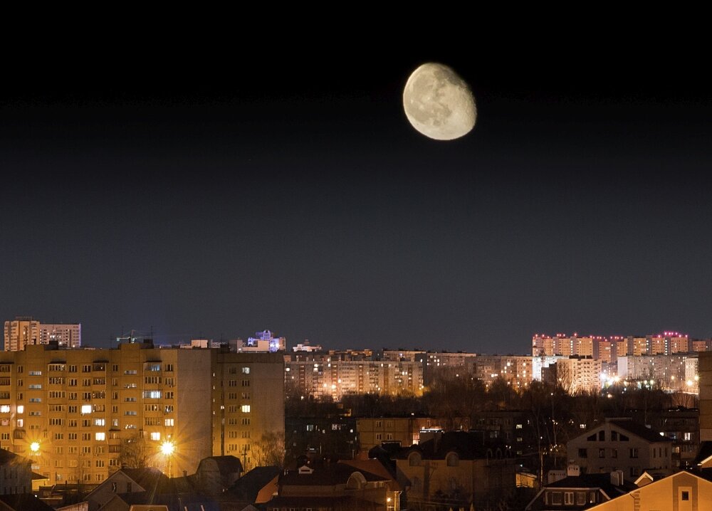 Луна над городом. Город на Луне. Полнолуние в городе. Луна над Киевом. Луна свердловская область