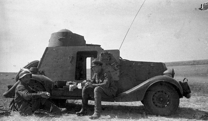 Бойцы Красной Армии у б/а БА-20. Халхин-Гол, 1939 год.  