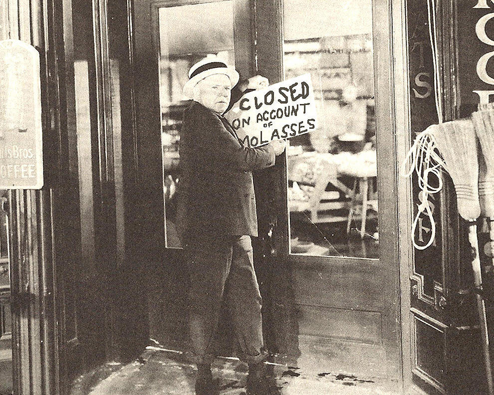 Владелец магазина вешает табличку "Закрыто из-за патоки" 