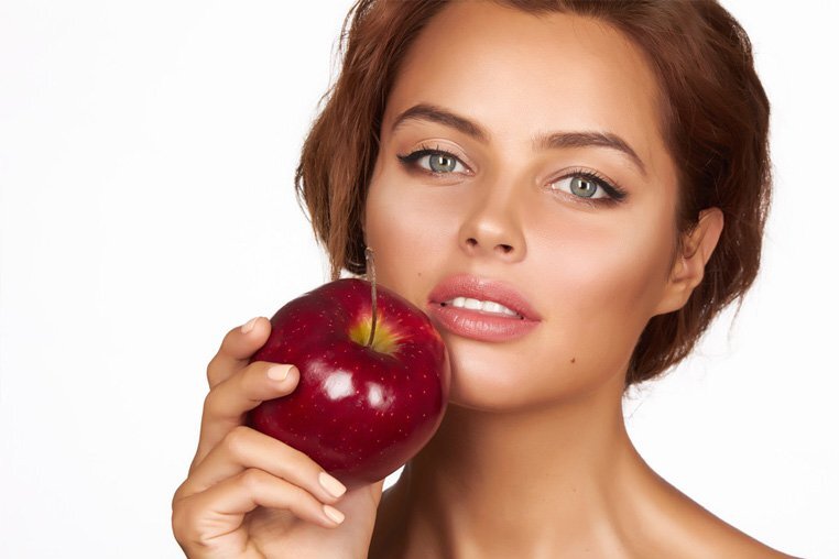 Содержащееся в яблоках железо необходимо для формы и структуры ногтевой пластины.