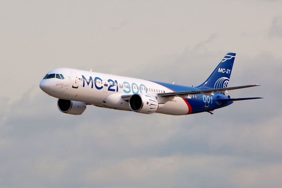 Irkut MC-21-300 во время перелёта с аэродрома Иркутского авиазавода на аэродром в Жуковском 17 октября 2017 года