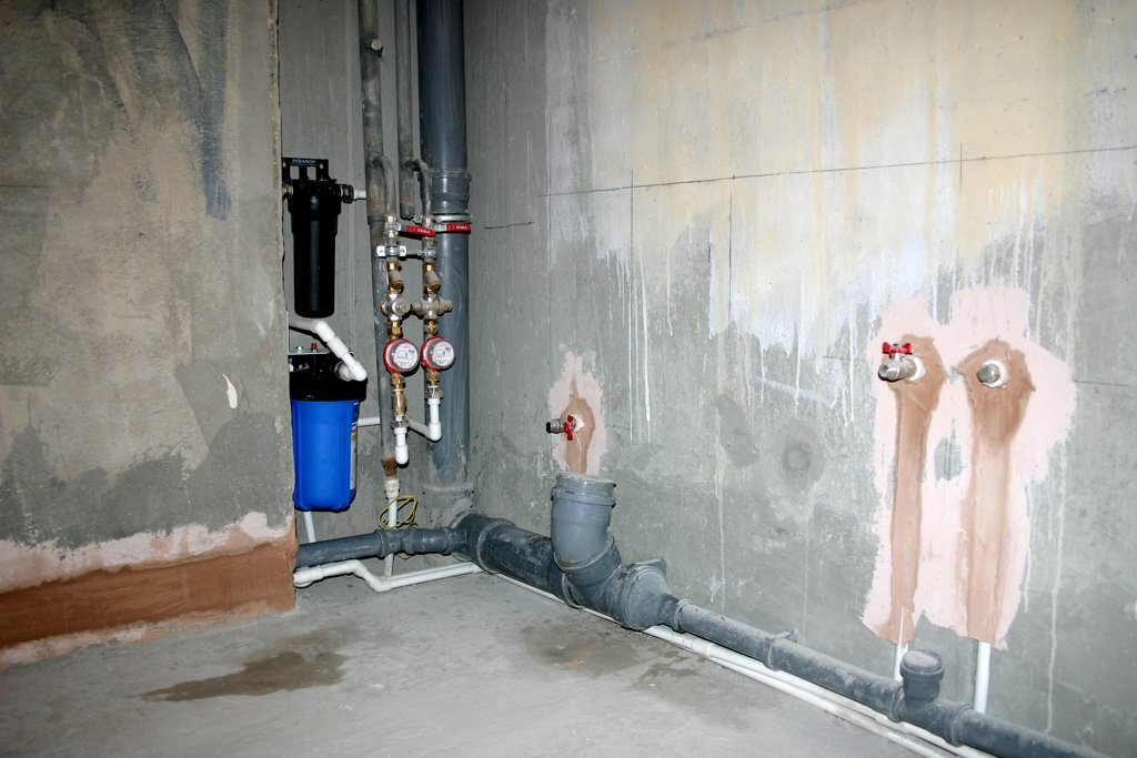 На этой фотографии канализационная труба выглядит, как проложенная строго горизонтально. Необходимо убедиться в наличии уклона для хорошего стока