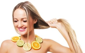 А теперь давайте устроим «заплыв» в море информации о витаминах для красивых волос. Конечно, мы не станем рассуждать об аптечных витаминах. Ведь в пище нужных витаминов нам достаточно. И если мы уберем из питания условия, при которых они не усваиваются (а это в первую очередь пищевой мусор), будем учитывать последовательность и сочетания употребления продуктов, то витамины из самых обычных продуктов питания дойдут до назначения. А аптечные препараты рискуют быть излишними, ведь при превышении дозы одних витаминов, другие просто перестают усваиваться даже из пищи.