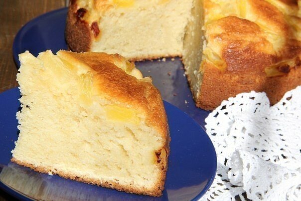  Делюсь  рецептом простого, но в тоже время очень вкусного творожного пирога с кусочками ананаса. Выпечка получается высокой, воздушной, ароматной и просто прекрасной на вкус. 

 нам потребуется: 
мука пшеничная - 300 г; 
кефир - 200 мл; 
сахар - 180 г; 
растительное масло - 100 мл; 
яйцо - 2 шт.; 
разрыхлитель - 12 г; 
растительное масло для смазывания формы. 
Для начинки: 
творог - 250 г; 
яйцо - 1 шт.; 
сахар - 3 ст. л.; 
ванильный сахар - 1 пакетик; 
ананасы консервированные (кусочки) - 1 банка (380 г). 

В глубокой миске соединить кефир, яйца и сахар. 
Всё перемешать венчиком, затем влить растительное масло и ещё раз перемешать. 
Далее всыпать просеянную муку и разрыхлитель. Всё хорошо перемешать ложкой до однородности. Тесто по консистенции получается, как густая сметана. 

Готовим творожную начинку: в тарелке соединить творог, яйцо, сахар, ванильный сахар и хорошо перемешать. 
С ананасов слить жидкость. 

Форму для выпекания (я использовала разъёмную диаметром 22 см) смазать растительным маслом. Вылить тесто в форму и разровнять. Сверху на тесто выложить 1/2 творожной начинки в виде островков.

На тесто и "островки" творога выложить кусочки ананасов, затем "островками" разложить оставшуюся часть творожной начинки. Поставить пирог в разогретую духовку и выпекать при 180 градусах примерно 50 минут. Готовность проверить сухой зубочисткой. 
Вкусный, воздушный творожный пирог с ананасами слегка остудить, а затем достать из формы и разрезать на кусочки. 
Приятного чаепития!