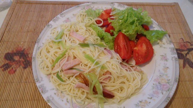 Простые и вкусные пошаговые рецепты на скорую руку для ужина с фото Давайте приступим. В любом из рецептов вы можете добавить что-то своё. Употребить свои любимые специи. В тех рецептах где нет пропорций. берите всё под себя. Будете ужинать вдвоём, берите два куска мяса, вчетвером, четыре. Специи всегда лучше брать по своему вкусу.

Меню:
I. Что вкусно и быстро приготовить на ужин
Три рецепта быстрого ужина
Яичные рулетики
Лёгкий ужин
II. Что можно приготовить на ужин
Куриные шашлыки
Говядина карри
Вкусный и лёгкий ужин с индейкой
III. Что приготовить на ужин и быстро и просто — недорогие рецепты
Ужин быстро, просто и недорого
Три простых и недорогих рецепта ужина
Простой и недорогой ужин
IV. Что приготовить на ужин быстро и вкусно, и дешево, с фото
Тортилья — вкусно и быстро на ужин
Быстрые котлеты к ужину
Сытный быстрый ужин
Рецепт галушек из недорогих продуктов
Видео — Что приготовить быстро и вкусно на ужин 
I. Что вкусно и быстро приготовить на ужин
Три рецепта быстрого ужина

 
Что приготовить на ужин

В этой статье все продукты, исключая крабы, которые свободно можно заменить крабовыми палочками, довольно простые и не дорогие. Так что вы сможете приготовить всё это в любое время, когда у вас этого времени мало. 

 Яичные рулетики