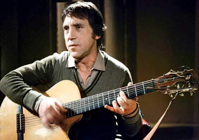 Владимир Высоцкий с семиструнной гитарой