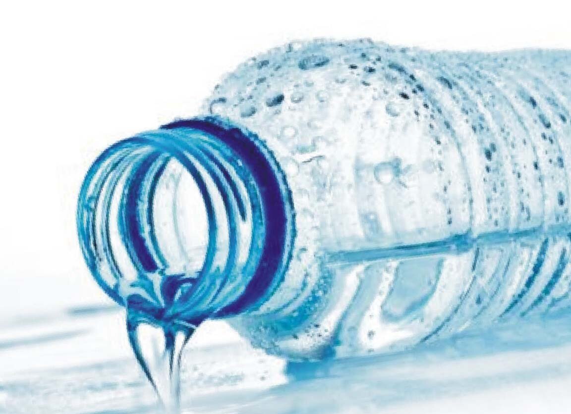 Холодной сырой воды. Питьевая вода. Бутилированная вода. Питьевая вода в бутылках. Бутилированная вода для питья.