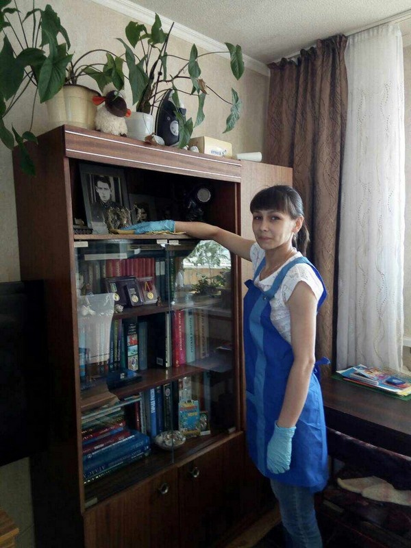 Ирина Иванова создает в квартирах подопечных Центра соцобслуживания не только чистоту, но и душевный комфорт. Фото из архива ЦСОН Новочебоксарска