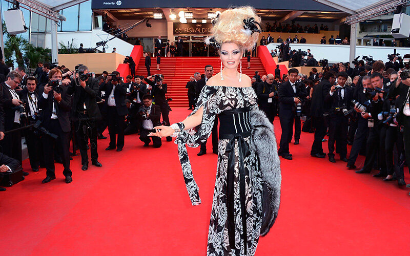 Ленина любит появляться в непредсказуемых образах. В этом году Лена произвела фурор своими прическами на Каннском фестивале. Как у неё получилось не сломать строение прически в невысоком автомобиле. Благодаря своим творческим укладкам, Ленина получила мировую известность. Все причёски на фото Лены Лениной уникальны и неповторимы.
