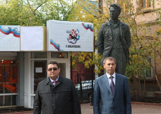 
Лабыгин Андрей, Кондрашов Виктор, Открытие памятника первому народному губернатору Приангарья Юрию Ножикову, 26 сентября 2012 года., фотограф: Артем Илошваи © Проект "Лица Сибири"