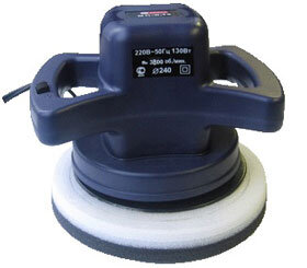 Для полировки кузова авто потребуется профессиональная машинка. Цена на машинки для полировки начинаются от 1000 рублей за самый недорогой вариант. Для самостоятельной полировки вполне сойдет "машинка" ценой до 3000 рублей известного производителя. Ее покупка окупиться при первой же полировке своими руками, т.к. цены в специализированных мастерских начинаются с данной отметки. 
