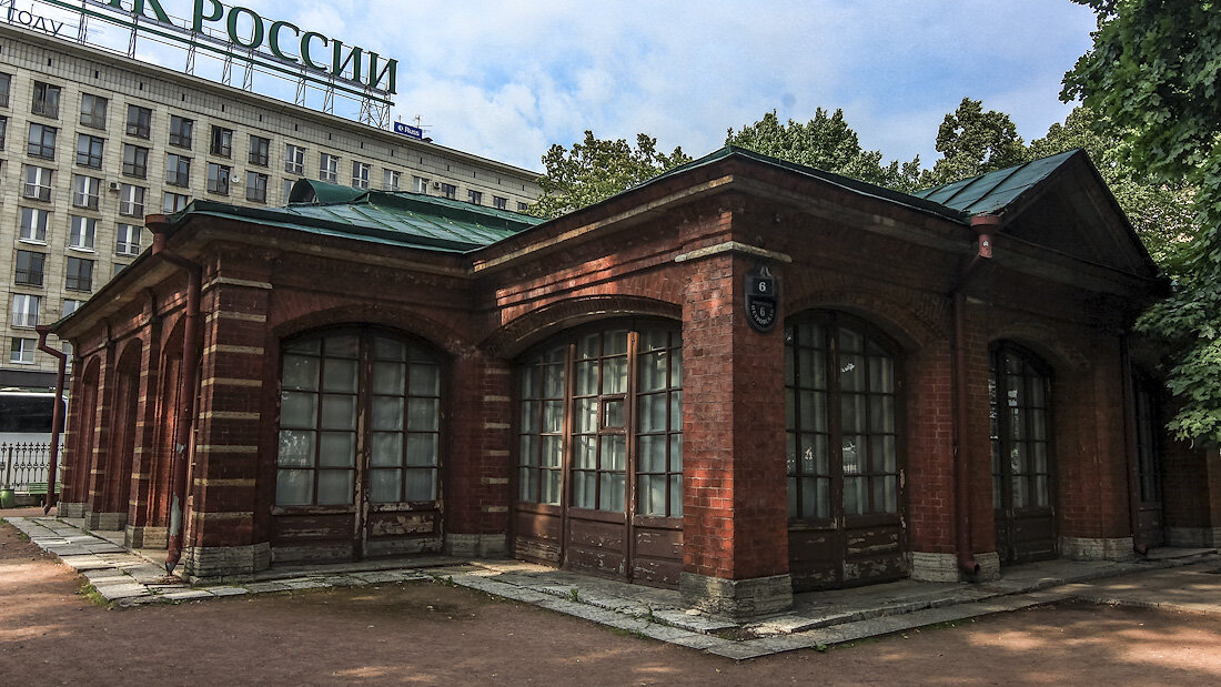 Дом петра 1 в твери. Дом Петра 1 в Санкт-Петербурге. Первый домик Петра 1 в Санкт-Петербурге. Домик Петра 1 в Санкт-Петербурге 1703. Домик Петра первого в Петербурге.