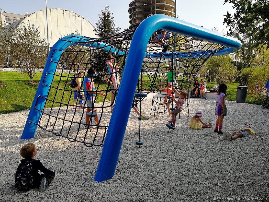 Детская площадка от бюро monstrum (парк горького). Детский горька на улице. Парк горького детские площадки. Детские площадки в парке горького в москве. Площадка в парке горького.