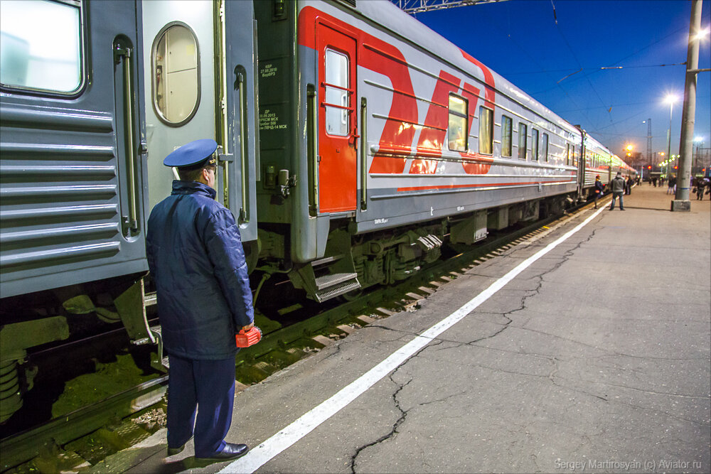 Поездом или самолетом 2. Самолёты и поезда. Лучше поездом. Машина или поезд. Поезд или самолет.