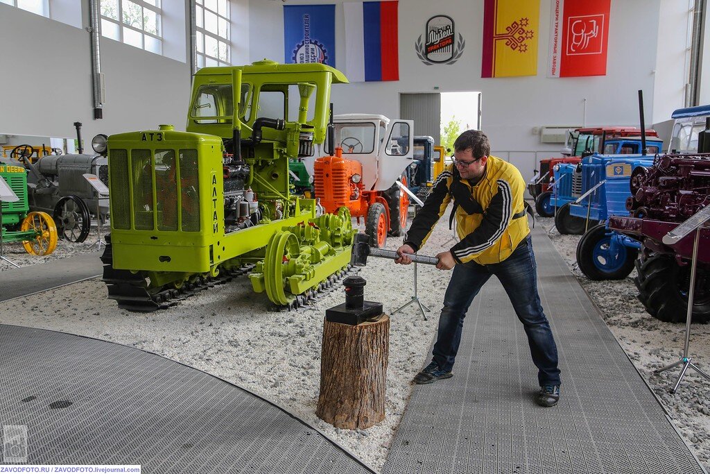 тракторный завод чебоксары музей. трактор чебоксарец т100. чебоксарский завод промышленных тракторов в ссср. чебоксары трактор порше. музей истории трактора чебоксары.