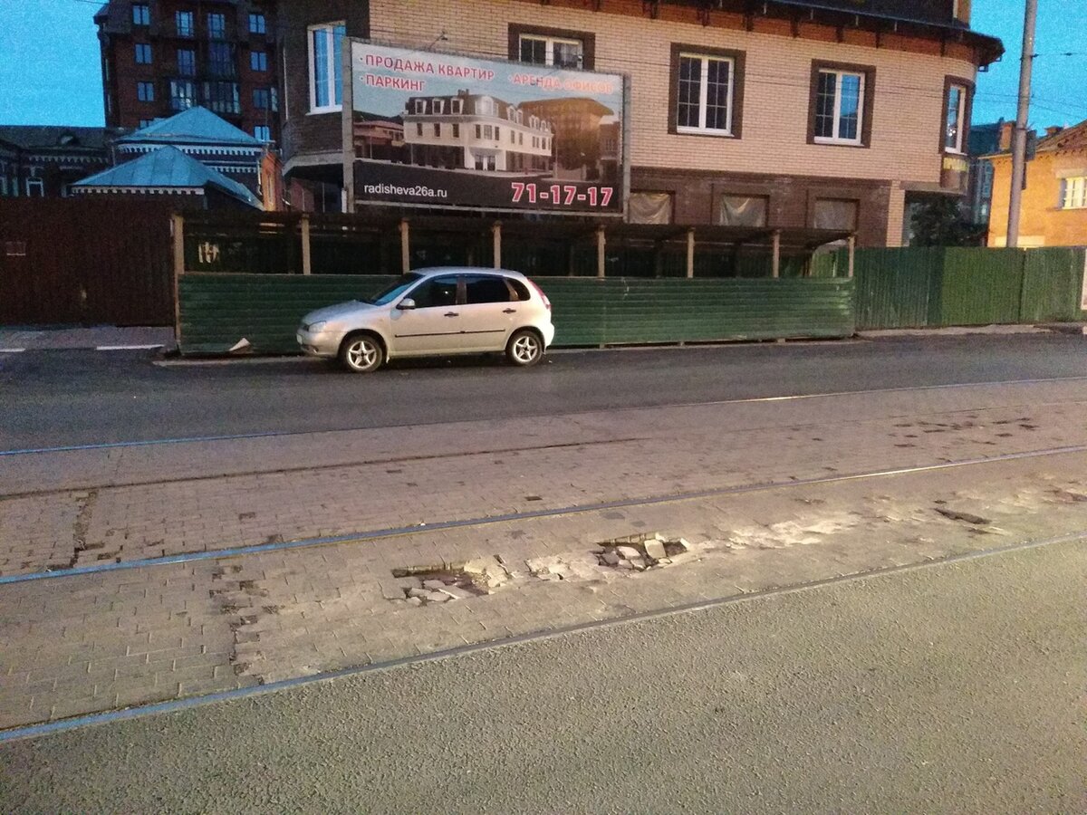 Межрельсовое пространство на ул. Радищева усеяно глубокими ямами 