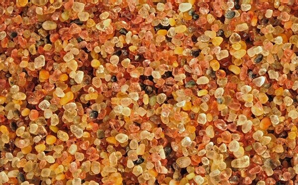 Горные породы – это один или несколько типов минералов, образующих единую массу. Самый простой пример – обычные горы. По структуре горные породы бывают рыхлыми и твердыми.Вода отесывает песчинки, поэтому речной песок имеет округлую форму