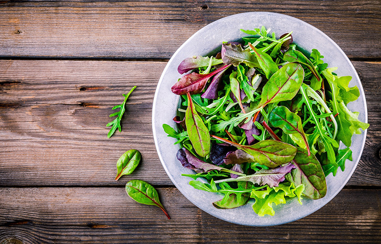 зелень, например, петрушка, сельдерей, лук-порей, руккола, листья салата, кориандр, шпинат;


