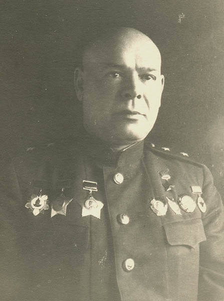 Кавалер двух орденов Суворова I степени (впоследствии трижды кавалер этого ордена I степени) ГСС генерал-лейтенант Пухов Николай Павлович. Фотографию предоставил Евгений Андреевич.