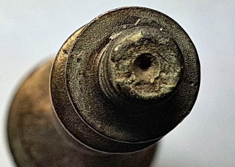 По центру ножки подсвечника следы крепления в токарном станке.