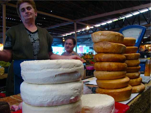 Абхазский сыр. Абхазский сыр копченый. Абхазский сыр рынок. Сыры Абхазии.