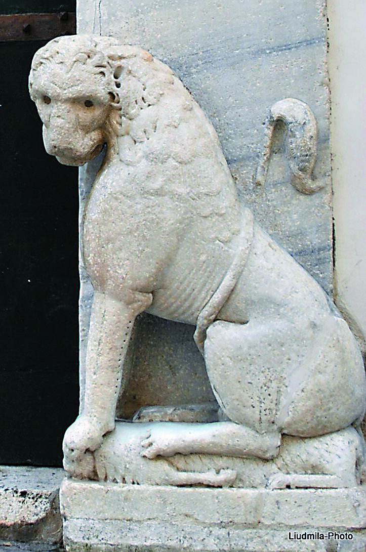 Скульптура льва при входе в собор