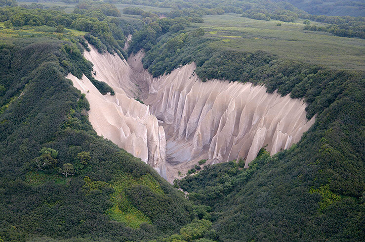 Кутхины Баты - белые скалы Камчатки.