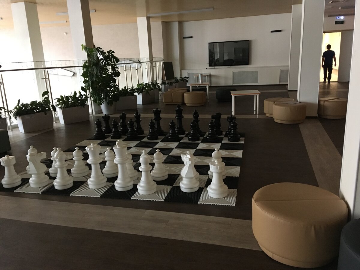 Коридор на втором этаже. Интересно, ученики часто играю здесь? Я бы точно играл, в свое время