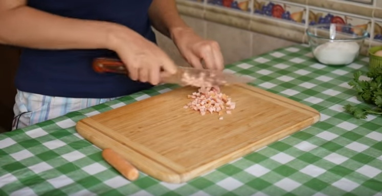 Для начало не большими кубиками нарежем вареную колбасу (сосиски). 