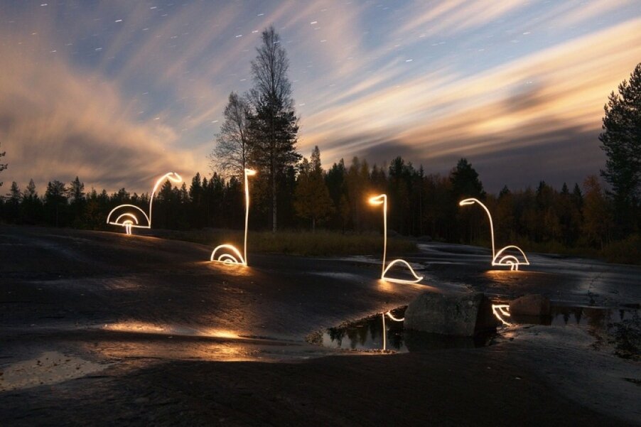 Нарисованные светом петроглифические лебеди оживили пейзаж Залавруги. На этом каменном плато 6000 лет назад выбивали свои рисунки первобытные художники. 