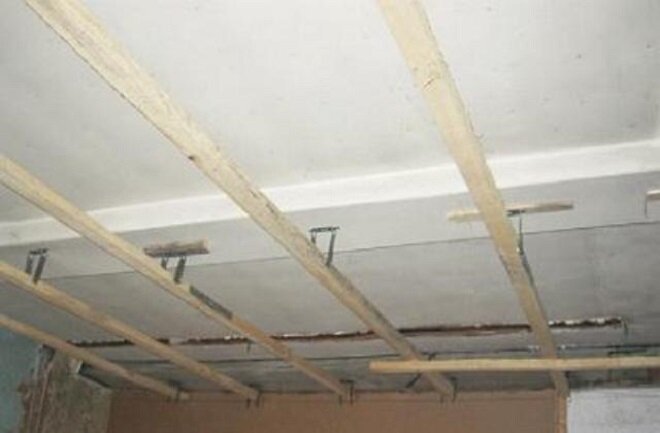 Потолок из пластиковых панелей — красивая и практичная поверхность своими руками