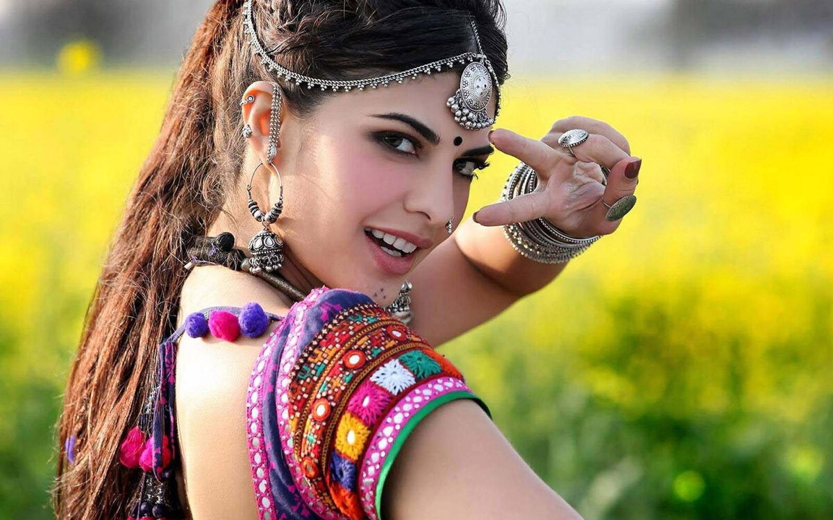 Яркие наряды индийских девушек призваны подчеркнуть их красоту