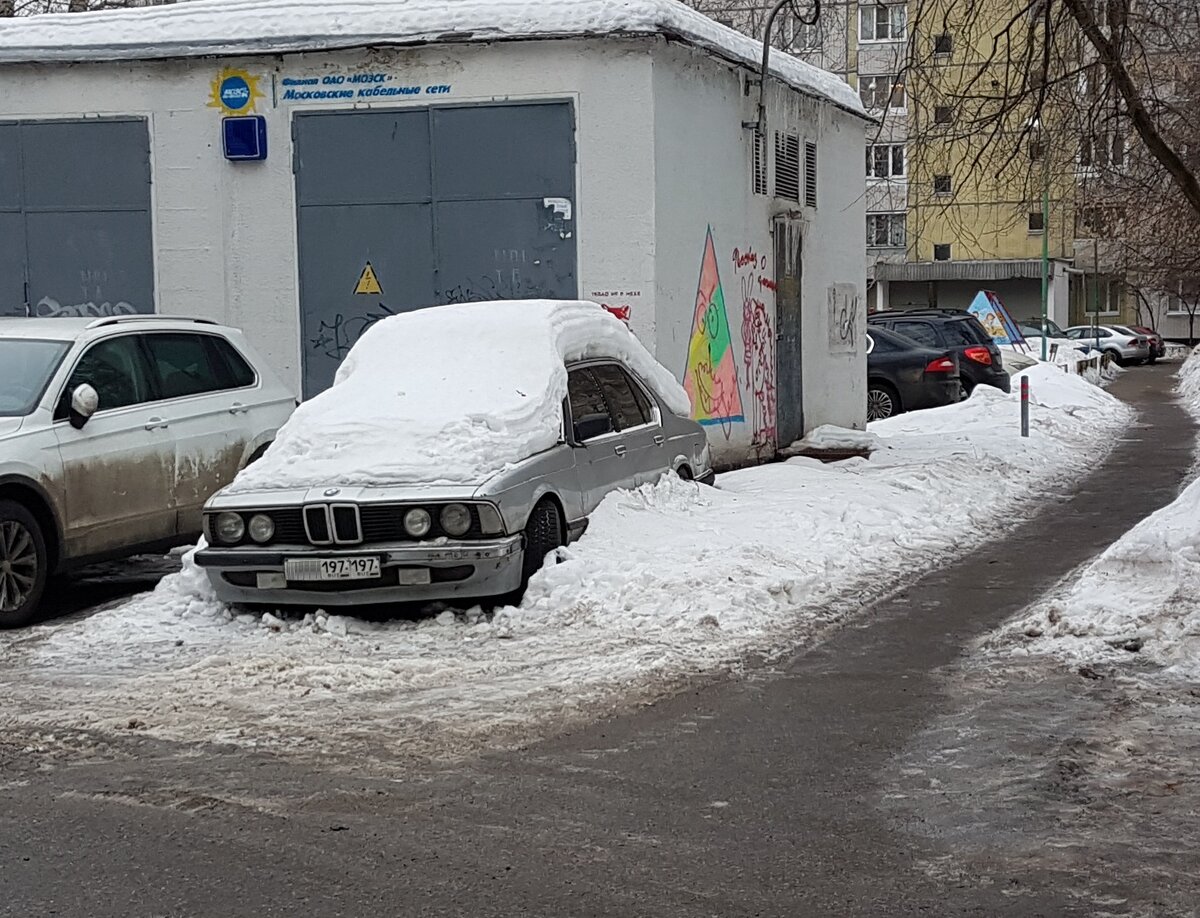 Мы пытаемся быть похожими на серьезных успешных людей. А по факту тратим свою жизнь на ерунду и идем на дно. Старые не нужные автомобили, одна из причин нашего погружения. Вот одна история об этом