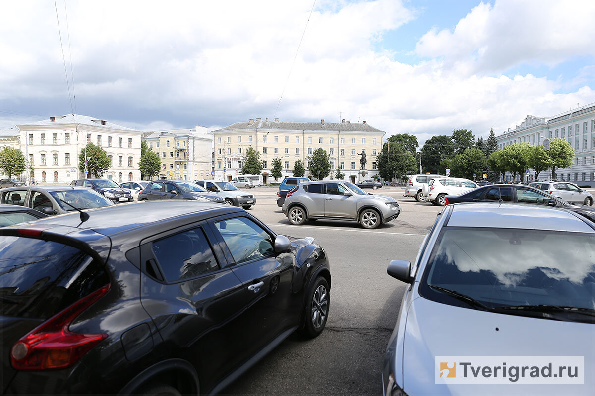 Парковка на площади Михаила Тверского.