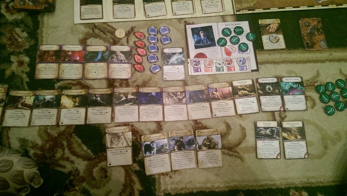 Не нашёл в правилах пункта, ограничивающего количество карт на руках. Возможен и такой расклад!