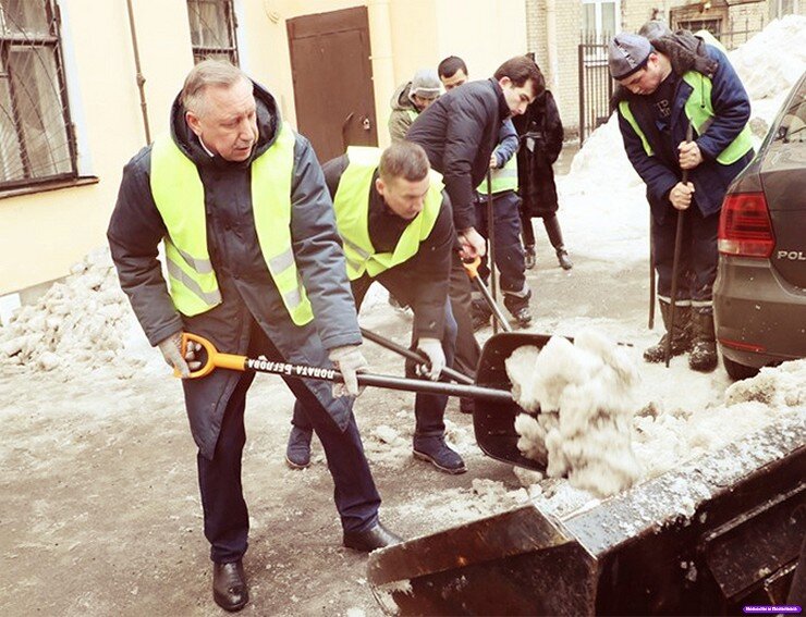                    Всё верно, не можешь работать головой, значит работай лопатой... именной...