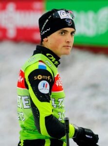 К чести французов, отсутствие лидера сборной никак не сказалось на выступлении его товарищей. Симон Дестьё, к примеру, поднимался на подиум аж три раза. Два раза в личных гонках и ещё один раз — в компании с Фийоном-Майе, Аймонье и Шевалье. Это покажется удивительным, но, оказывается, до Солт-Лейк-Сити Симон лишь раз попадал в тройку сильнейших в личных гонках на этапах Кубка мира по биатлону!