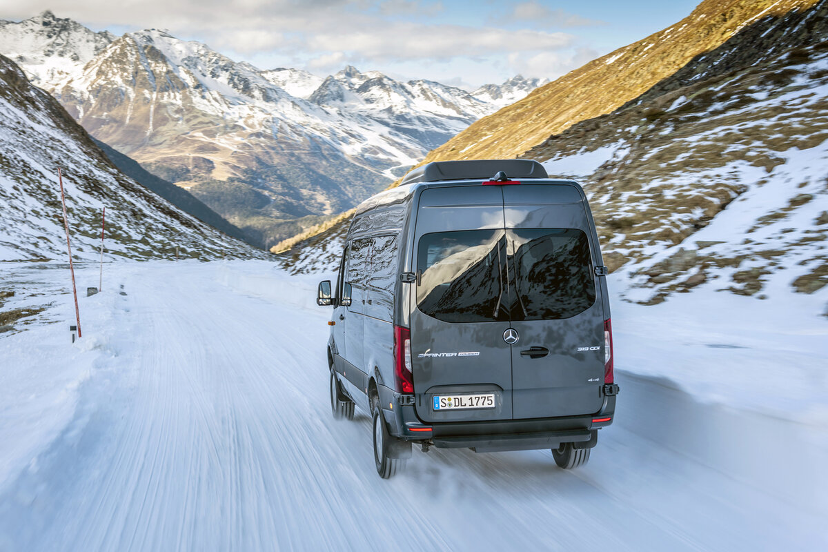  Mercedes-Benz начал комплектовать российские фургоны и микроавтобусы Sprinter текущего поколения системой полного привода: прием заказов на новинки уже стартовал.-2