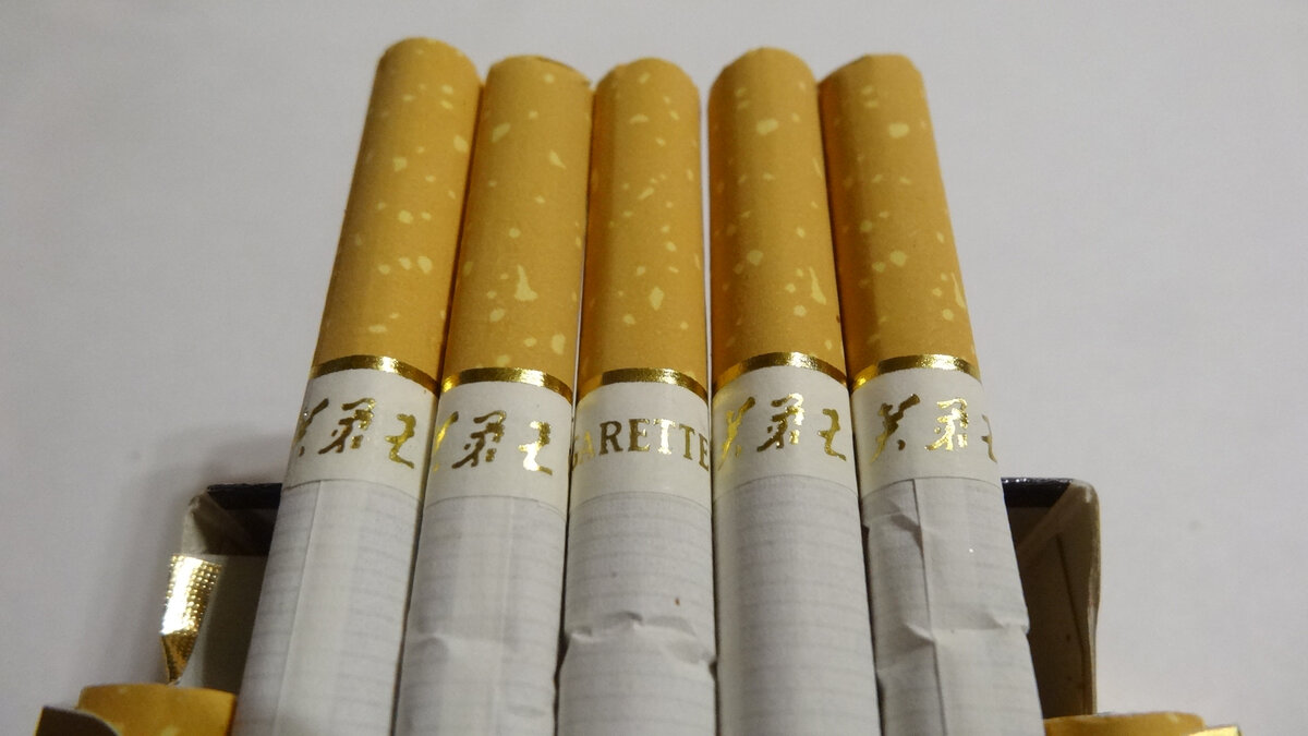 Китайские сигареты. Сигареты корона 21 желтая. Корона 21 сигареты. Дорогие сигареты. Пробковый фильтр сигарет.