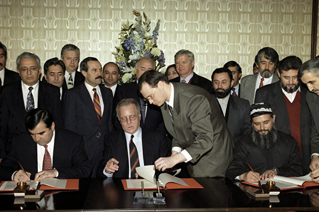 Подписание документа «Общее соглашение о мире и национальном единстве в Таджикистане», 27 июня 1997 года, МоскваФото tjk.rus4all.ru  