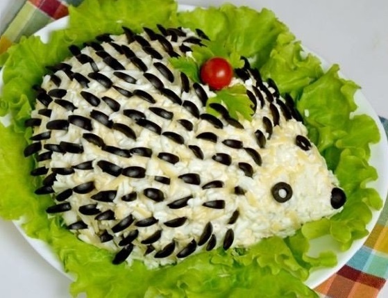 Замечательный салат, как по оформлению, так и по своему вкусу. Каждому захочется попробовать кусочек.